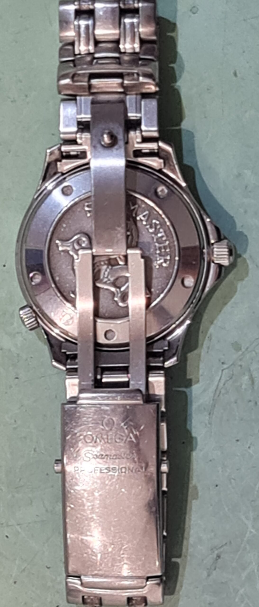 kast horloge omega polijsten