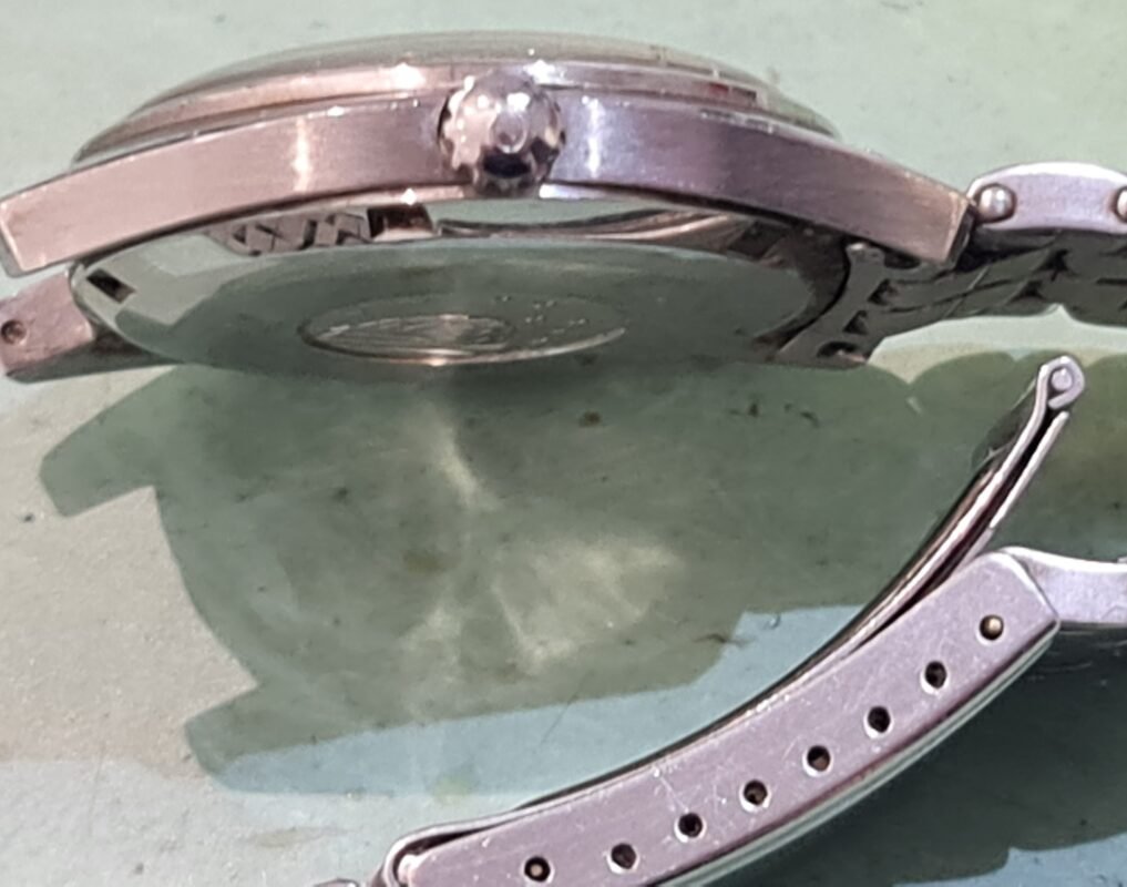 vintage omega kast polijsten