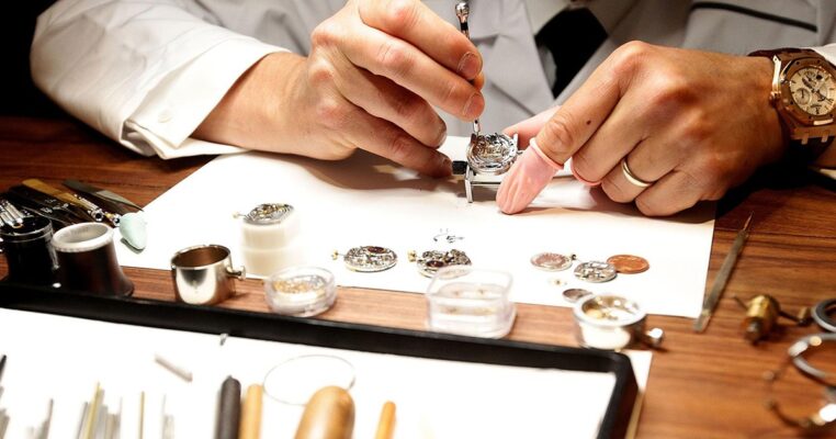 Horlogemaker repareert een exclusief mechanisch horloge