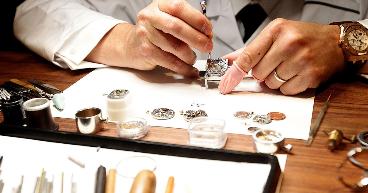 Horlogemaker repareert een exclusief mechanisch horloge